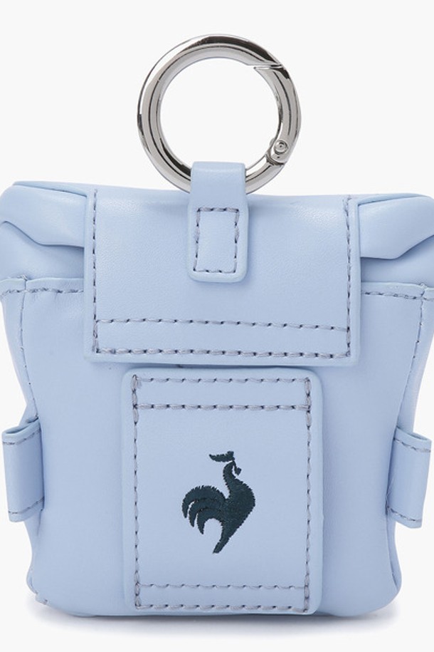 여성 골프룩에 어울리는 미니멀하고 클래식한 디자인의 여성 마그네틱 볼케이스 (GO322LET81)입니다. 가볍고 튼튼한 합성가죽과 폴리에스터 소재로 제작되었으며, BLCK, LBLU 두 가지 색상으로 만나보실 수 있습니다. 사각형 디자인에 마그네틱 잠금 방식으로 간편하게 골프공을 보관할 수 있습니다. 가로 10cm, 세로 11cm, 폭 5cm의 FR 사이즈로, 2023년 7월에 출시되었습니다.
