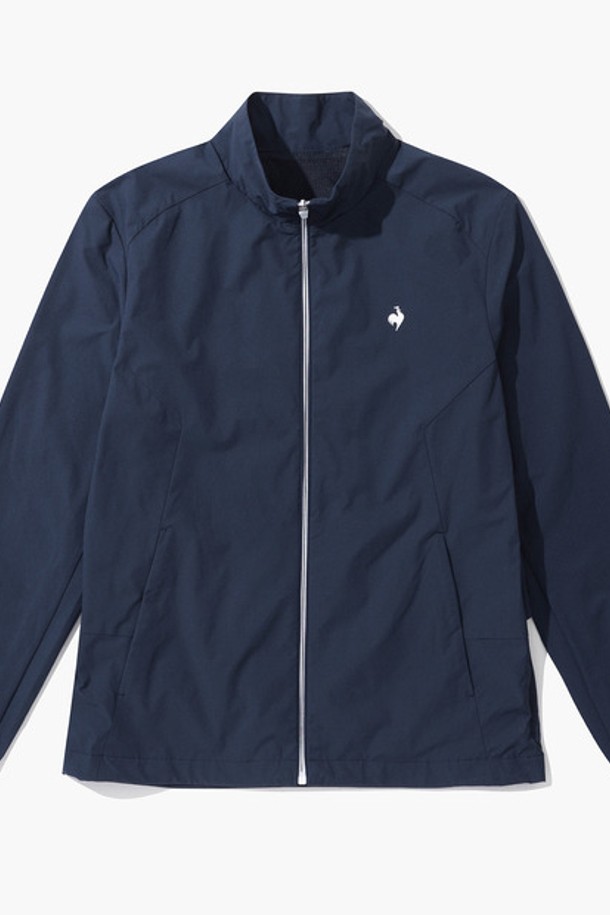 남성 솔리드 기능성 패턴 점퍼 (GP121MBL21)는 흡습, 속건, 통기 기능이 뛰어난 폴리에스테르 소재의 레귤러핏 점퍼입니다. 네이비, 화이트 두 가지 색상으로 제공되며, 얇은 두께감과 부드러운 촉감으로 봄, 가을 시즌에 쾌적하게 착용 가능합니다. 벤틸레이션 기능, 기능성 절개 라인, 집업 여밈 방식, 긴 소매 기장, 무지 패턴 디자인으로 스포츠 활동은 물론 일상에서도 스포티하고 베이직한 스타일을 연출할 수 있습니다.
