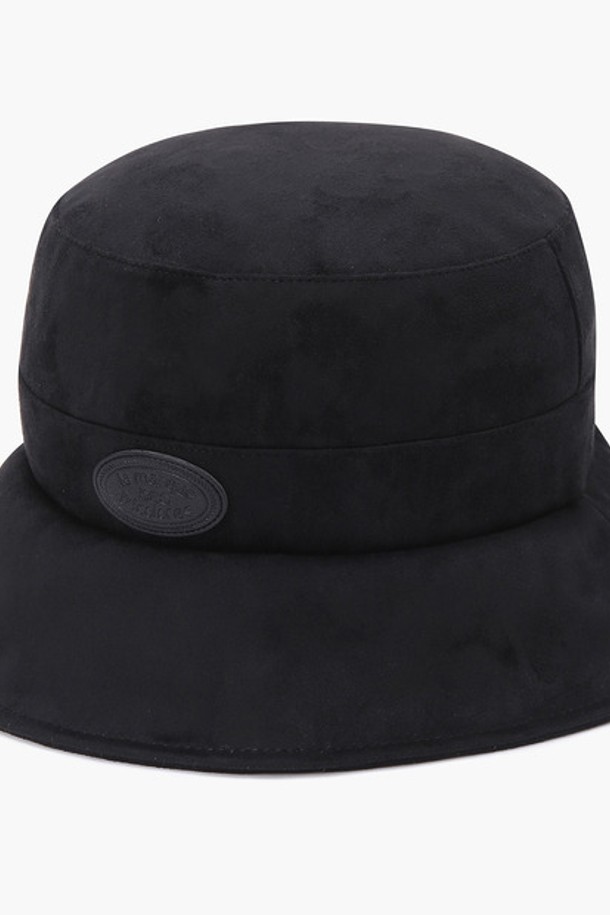 여성 스웨이드 부클로고 버킷햇(GO322LCP92)은 골프룩에 어울리는 모자입니다. 블랙(BLCK)과 와인(WINE) 두 가지 색상으로 제공되며, 챙 넓이는 6.5cm입니다. 부드러운 스웨이드 소재와 폴리에스터, 폴리우레탄 혼방으로 제작되어 편안한 착용감을 선사합니다. 모자 전면에 부클로고 장식이 돋보이며, 클래식하면서도 미니멀한 스타일을 연출합니다. 머리둘레는 58.5cm입니다.
