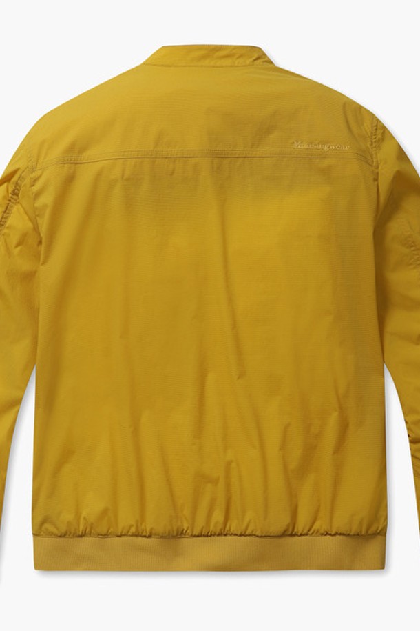 남성 썸머 경량 블루종 재킷 머스타드옐로우(MP221MJP42)는 여름철, 가볍고 시원하게 즐길 수 있는 남성용 블루종입니다. 캐주얼, 스포티한 스타일을 연출하며, 일상 및 골프 활동에 적합합니다. 얇고 부드러운 나일론, 폴리우레탄 혼방 소재로 제작되어 가볍고 통기성이 뛰어나며, 발수 기능을 갖춰 여름철 변덕스러운 날씨에도 쾌적함을 유지합니다. 레귤러핏으로 편안한 착용감을 제공하며, 머스타드옐로우, 블루 그레이 두 가지 색상으로 출시되었습니다. 경량 소재에 립 디테일, 내부 포켓을 더해 실용성까지 갖춘 아이템입니다.
