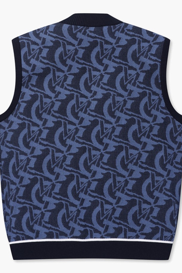 남성 모노그램 집업 니트 베스트(MP121MKV12)는 골프 및 일상용으로 활용 가능한 남성 니트 베스트입니다. 부드러운 레이온과 폴리에스터 혼방 소재로 제작되어 편안한 착용감을 제공하며, 봄, 여름 시즌에 적합합니다. 레귤러 핏 라운드넥 디자인에 립 디테일 마감으로 깔끔함을 더했습니다. 톤온톤 컬러 디자인과 모노그램, 로고 패턴이 스포티하면서도 베이직한 스타일을 연출합니다. 시즌 전환기에 가볍게 걸치기 좋은 아이템입니다.
