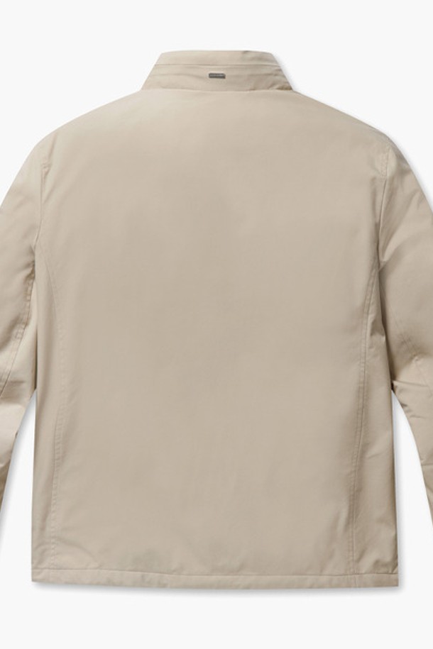 남성 2.5 레이어 테크니컬 재킷 베이지(MP121MJP22)는 아웃도어 및 골프 활동에 적합한 남성용 재킷입니다. 봄, 가을 시즌에 착용하기 좋으며, 스포티 및 캐주얼 스타일을 연출할 수 있습니다. 무지 디자인에 레귤러 핏으로, 2.5 레이어 구조, 4방향 스트레치 기능, 10,000mm 방수, 5,000cc 투습 기능을 갖춰 활동성을 높였습니다. 내장 후드와 밑단 스트링 조절 디테일로 편의성을 더했으며, 얇은 두께의 경량 재킷입니다.
