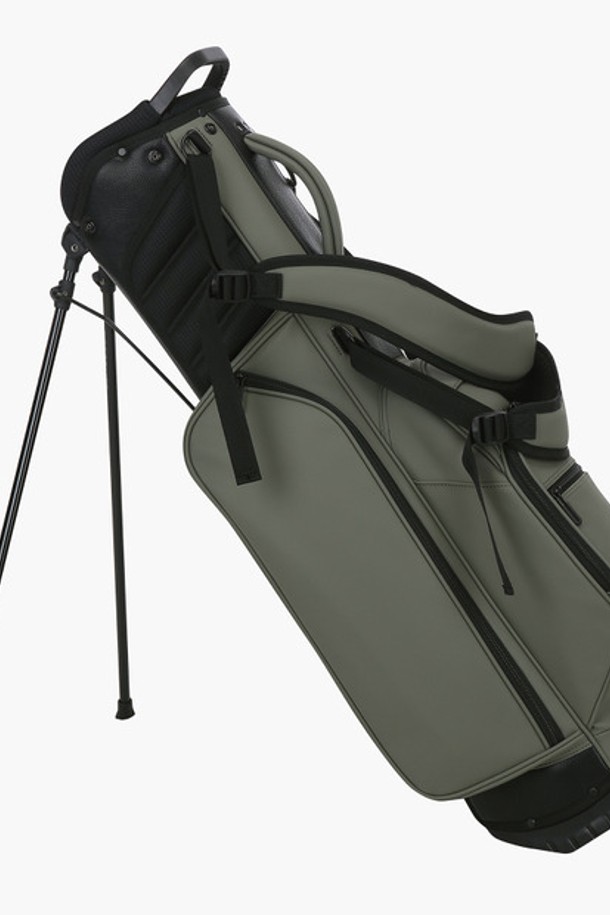 남성 스탠드 슬림 캐디백 (DO31MPCB92)은 골프룩에 어울리는 클래식하고 미니멀한 디자인의 남성용 골프백입니다. PU 소재로 제작되었으며, BWTG, KH00 두 가지 색상으로 제공됩니다. 슬림한 원통형 라지 사이즈로, 스탠드 형식이 특징입니다. 지퍼형 잠금 방식으로 내용물을 안전하게 보관할 수 있습니다. 골프 라운딩 시 유용하게 사용될 수 있는 실용적인 아이템입니다.
