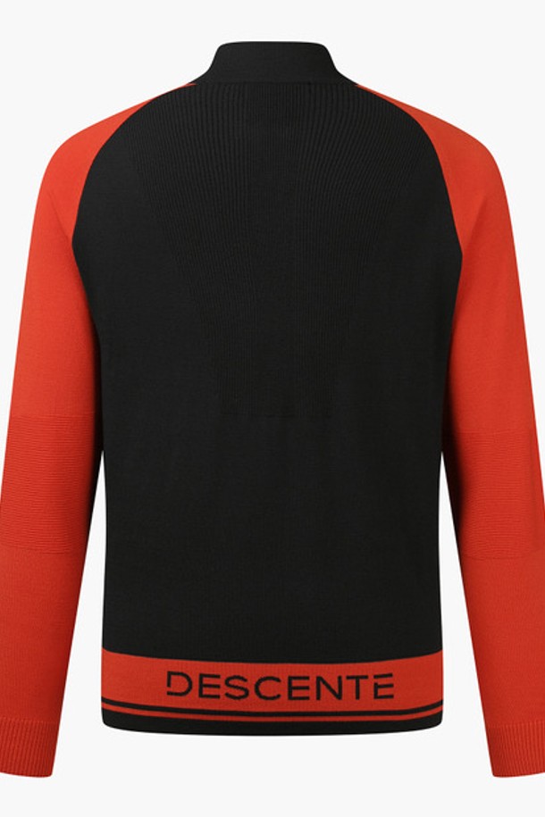 남성 니트 블루종 가디건 (DO32MFKO82)은 가을, 겨울 시즌 골프룩을 위한 남성용 아우터입니다. 부드러운 촉감의 레이온과 폴리에스터 혼방 소재로 제작되었으며, 두꺼운 두께감으로 보온성을 높였습니다. 블랙과 레드의 배색 디자인이 돋보이며, 집업 방식의 레귤러핏 블루종 스타일 가디건입니다. 스포티하고 캐주얼한 스타일을 연출하며, 무지 패턴으로 어떤 옷에도 쉽게 매치할 수 있습니다. 긴 소매 기장과 레귤러 기장으로 편안한 착용감을 제공합니다.
