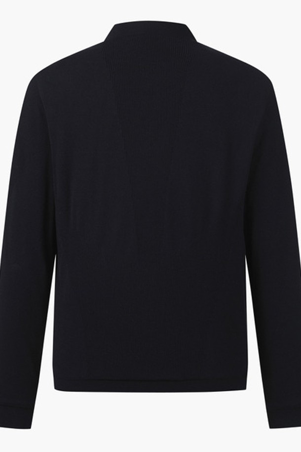 남성 방풍 하이브리드 니트 아우터는 스포티한 무드의 골프룩을 위한 최적의 선택입니다. 가을과 겨울, 두 계절 모두 착용 가능하며, 무지 패턴에 레귤러핏으로 제작되었습니다. 두꺼운 두께감과 부드러운 촉감의 소재, 긴 소매 기장과 집업 스타일로 편안함을 선사합니다. 방풍 기능과 보온성을 갖춰 쾌적한 라운딩을 돕는 하이브리드 재킷입니다. BLKG, LNAG 두 가지 색상으로 만나보세요.
