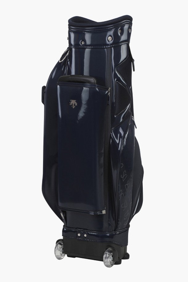 여성 프리미엄 패턴 트롤리 캐디백 (DO32WECB81)은 골프룩에 어울리는 클래식하고 미니멀한 스타일의 라지 사이즈 골프백입니다. 튼튼한 PU와 폴리에스터 소재로 제작되어 내구성이 뛰어나며, NAVG 컬러의 세련된 패턴이 돋보입니다. 원통형 디자인에 트롤리 기능을 더해 이동이 편리하며, 지퍼형 잠금 방식으로 내용물을 안전하게 보호합니다. 캐디백으로, 골프 라운딩 시 프리미엄한 스타일을 연출할 수 있습니다.
