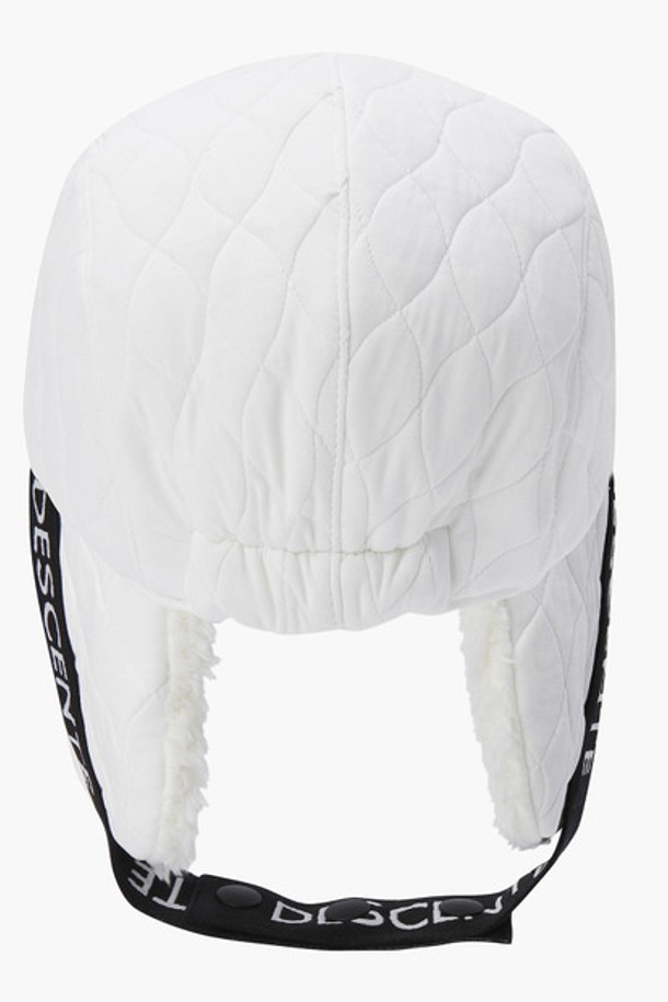 여성 퀼팅 방한모 (DO42WFCPO7)는 겨울철 방한을 위한 모자입니다. 퀼팅 처리된 디자인으로 포근함과 스타일리시함을 동시에 잡았습니다. 챙 넓이는 6cm이며, 컬러는 CHAG, IVYG 두 가지입니다. 머리둘레는 57cm이며, 폴리에스터 소재로 제작되었습니다. 클래식, 미니멀, 캐주얼 스타일의 겨울 데일리룩, 산책룩, 여행룩에 매치하기 좋습니다.
