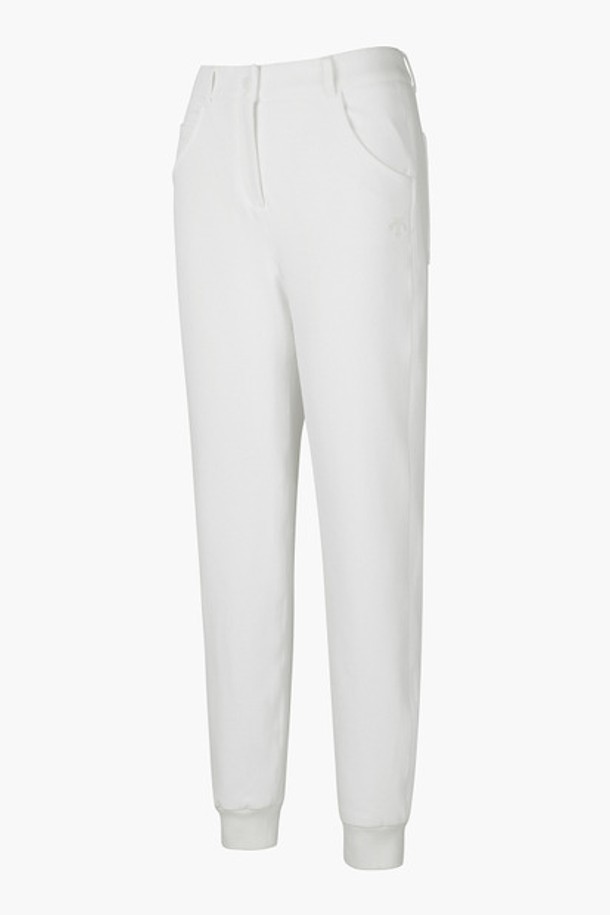 여성 2겹 조거 팬츠 (DO42WFPTO6)는 플리스 안감의 2겹 구조로 제작되어 뛰어난 보온성을 제공하는 겨울용 조거 팬츠입니다. 스포티한 무드의 긴바지로, 골프, 일상 등 다양한 상황에서 활용 가능합니다. 아이비 그린(IVYG)과 카키(KHAG) 두 가지 색상으로 출시되어 취향에 맞는 스타일을 연출할 수 있습니다. 밴딩 처리된 조거핏 디자인으로 편안한 착용감을 선사하며, 캐주얼, 미니멀 등 여러 스타일과 매치하기 좋습니다. 추운 계절, 따뜻하고 스타일리시하게 코디할 수 있는 아이템입니다.
