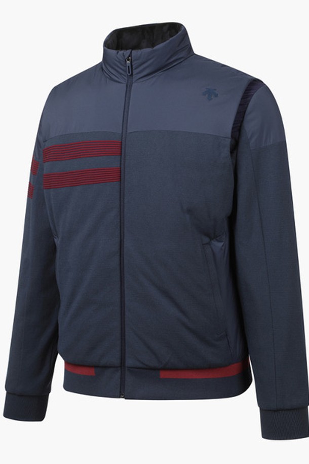 남성 니트 하이브리드 아우터 (DO42MFKOO4)는 가을, 겨울 시즌에 골프를 즐길 때나 겨울 데일리룩으로 활용하기 좋은 남성용 아우터입니다. 스포티, 미니멀, 클래식 스타일을 모두 아우르는 디자인으로, BLKG, LNAG 두 가지 색상으로 출시되었습니다. 부드러운 촉감의 레이온, 폴리에스터, 나일론 혼방 소재에 거위솜털(90%)과 거위깃털(10%) 충전재를 사용하여 보온성을 극대화했습니다. 레귤러핏의 레귤러 기장으로, 집업 형태로 편안하게 착용할 수 있으며, 무지 패턴으로 어떤 스타일에도 잘 어울립니다.
