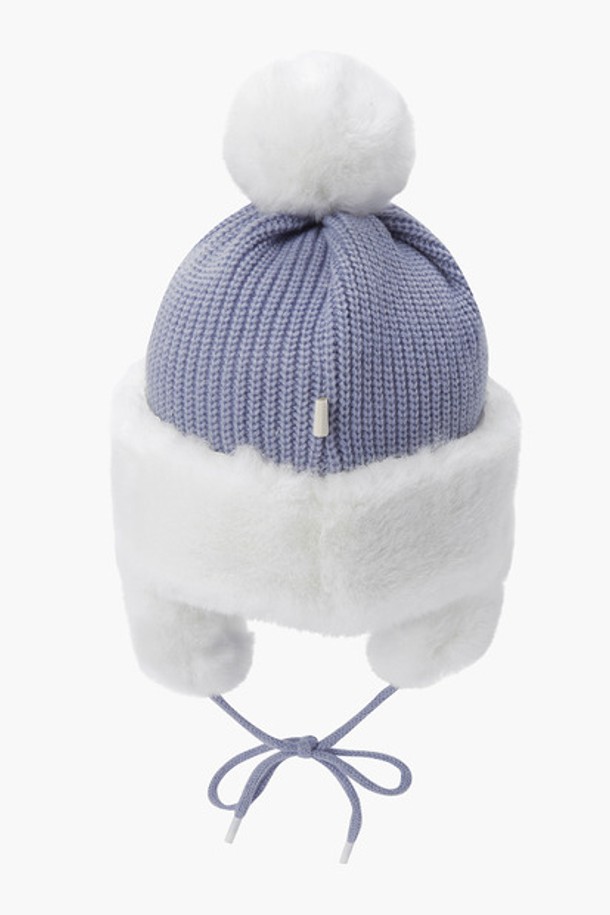 **여성 방울 니트 비니 (DO42WFCPO3)**

겨울철 데일리룩을 위한 여성 방울 니트 비니입니다. 부드러운 촉감의 아크릴, 울, 폴리에스터 혼방 소재로 제작되어 보온성을 높였습니다. 방울과 퍼 디테일이 돋보이는 캐주얼, 클래식, 미니멀 스타일의 비니로, 모자 깊이는 29cm입니다. LBGG, LVDG 두 가지 색상으로 출시되어 겨울 코디에 포인트를 더할 수 있습니다. 일상에서 따뜻함과 스타일을 동시에 잡을 수 있는 필수 아이템입니다.
