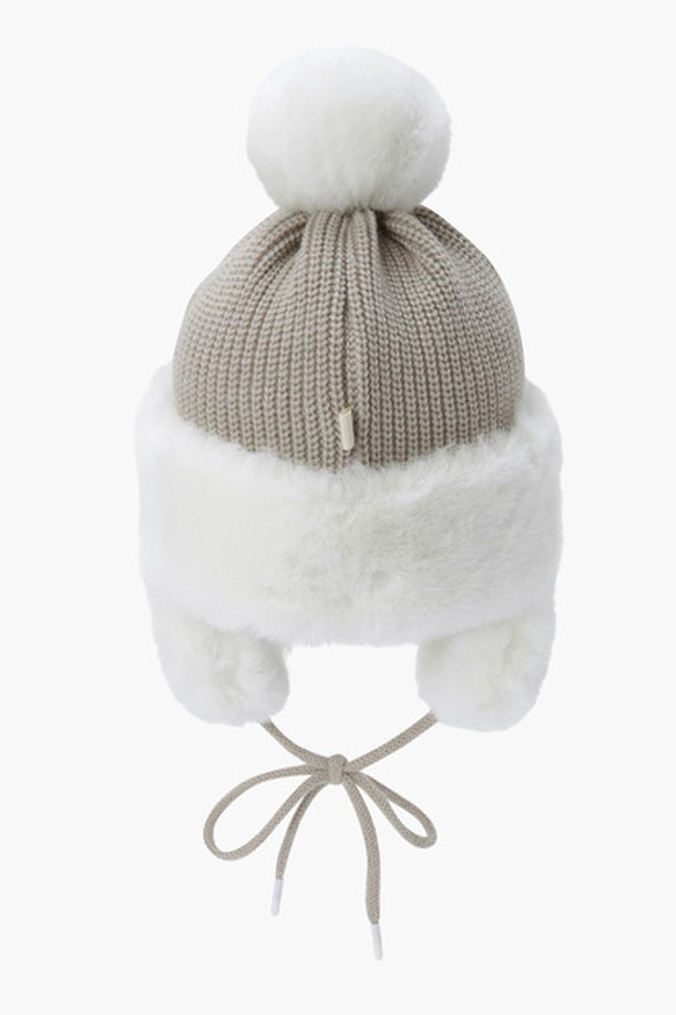 여성 방울 니트 비니 (DO42WFCPO3)는 겨울철 데일리룩에 잘 어울리는 캐주얼, 클래식, 미니멀 스타일의 비니입니다. 아크릴, 울, 폴리에스터 혼방 소재로 제작되어 부드러운 촉감과 두꺼운 두께로 보온성을 높였습니다. 머리둘레 62cm에 적합하며, 사랑스러운 방울과 퍼 장식이 디자인 포인트입니다. 모자 깊이 29cm로 안정감 있는 착용감을 제공하며, LBGG, LVDG 두 가지 색상으로 만나볼 수 있습니다.
