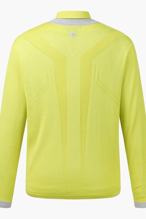 남성 방풍 2IN1 풀오버 스웨터 (DO42MFKPO1)는 스포티한 스타일의 골프룩을 위한 남성용 풀오버 스웨터입니다. 두꺼운 두께감과 부드러운 촉감의 울, 나일론 혼방 소재로 제작되어 가을, 겨울 시즌에 따뜻하게 착용할 수 있습니다. 방풍 기능과 보온성을 갖춰 야외 활동 시에도 쾌적함을 유지하며, 경량 소재로 활동성을 높였습니다. 2IN1 디자인과 앞/등판 배색 디자인이 돋보이며, 레귤러핏에 V넥, 긴소매 스타일로 클래식한 무드까지 연출합니다.
