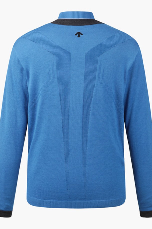 남성 방풍 2IN1 풀오버 스웨터 (DO42MFKPO1)는 가을, 겨울 시즌 골프룩과 겨울 데일리룩에 모두 활용 가능한 남성용 풀오버 스웨터입니다. 부드러운 촉감의 울과 나일론 혼방 소재로 제작되었으며, 레귤러핏에 하프넥 디자인으로 스타일을 더했습니다. 방풍, 보온, 경량 기능으로 활동성을 높였으며, 2 IN 1 디자인과 앞/등판 배색이 스포티한 무드를 연출합니다. 차콜 그레이와 라이트 그레이 두 가지 색상으로 출시되어, 클래식, 미니멀, 스포티한 스타일을 즐기는 남성에게 적합합니다.
