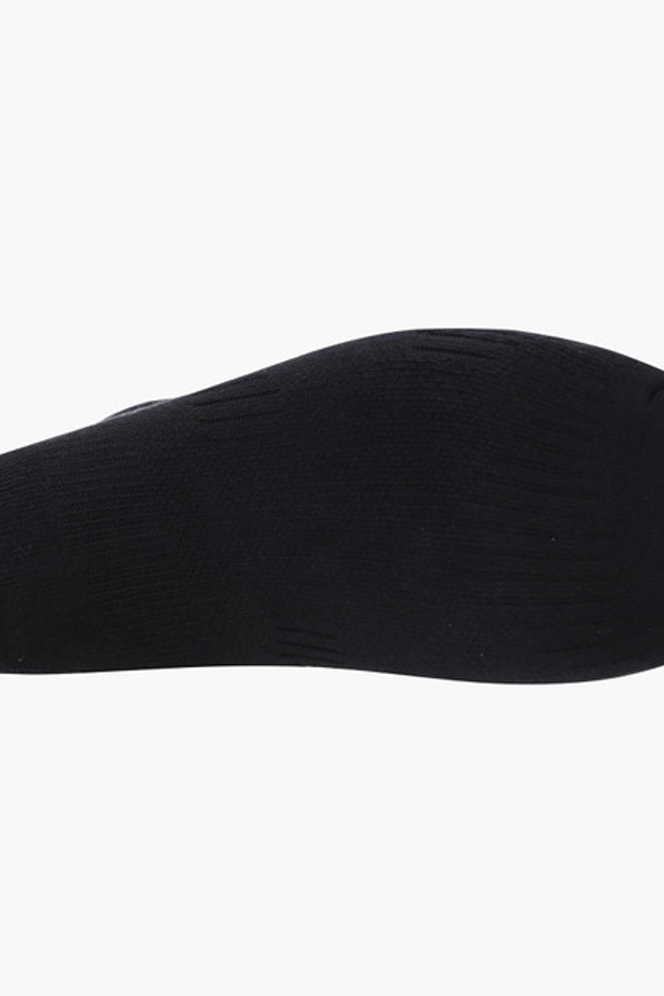 남성 탁텔 장목 삭스 (DO42MFSOO2)는 골프룩에 어울리는 남성용 장목 양말입니다. 면, 폴리에스터, 나일론, 폴리우레탄 혼방 소재로 제작되어 편안한 착용감을 제공합니다. 탁텔 소재를 사용하여 쾌적함을 더했으며, 로고 패턴의 클래식, 미니멀, 스포티한 디자인이 특징입니다. 활동적인 골프 스타일을 완성할 수 있는 아이템입니다.
