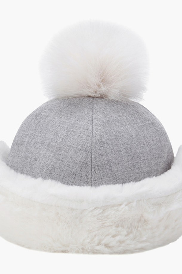 여성 방울 방한 캡 (DO42WECPO4)은 추운 겨울철 여성 고객을 위한 방한 모자입니다. 폴리에스터, 레이온, 폴리우레탄, 면 혼방 소재로 제작되어 보온성을 높였으며, 7cm 챙과 귀여운 방울 장식이 특징입니다. 블랙 그레이 (BLKG)와 그레이 (GRYG) 두 가지 색상으로 출시되어 다양한 겨울 데일리룩과 산책룩에 매치하기 좋습니다. 캐주얼, 미니멀, 클래식 스타일을 선호하는 여성 고객에게 추천합니다.
