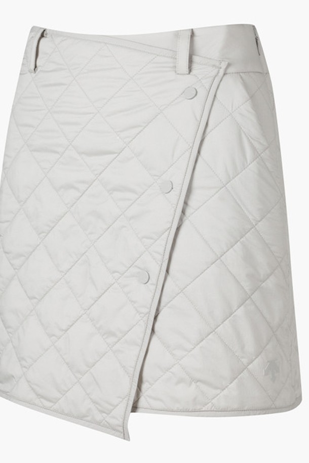 여성 사각 퀼팅 패딩 스커트 (DO42WFSKO3)는 겨울철 골프 라운딩과 일상에서 스포티한 스타일을 연출하기 좋은 아이템입니다. 나일론, 폴리에스터, 폴리우레탄 혼방 소재로 제작되어 두꺼운 두께감과 퀼팅 패턴, 랩 디자인으로 보온성과 스타일을 동시에 잡았습니다. A라인 핏으로 편안하면서도 여성스러운 실루엣을 강조하며, BLKG, LBGG 두 가지 컬러로 출시되어 다양한 겨울 코디에 활용할 수 있습니다. 스포티한 무드를 선호하는 여성 고객에게 적합하며, 겨울 데일리룩과 골프룩에 포인트를 더할 수 있는 퀼팅 패딩 스커트입니다.
