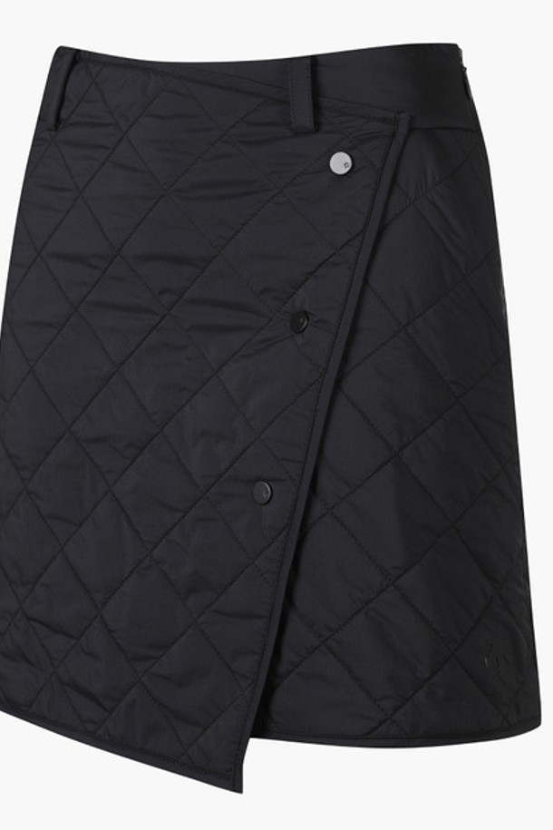 여성 사각 퀼팅 패딩 스커트 (DO42WFSKO3)는 겨울 라운딩 또는 일상에서 스포티한 스타일을 연출할 수 있는 미니스커트입니다. 나일론, 폴리에스터, 폴리우레탄 혼방 소재로 제작되어 두꺼운 두께감과 퀼팅 디자인, A라인 핏이 특징입니다. 블랙(BLKG), 라이트 베이지(LBGG) 두 가지 색상으로 출시되어 다양한 겨울 코디에 활용하기 좋습니다. 퀼팅 및 버튼 디테일이 돋보이며, 레귤러 핏으로 편안하게 착용할 수 있습니다.
