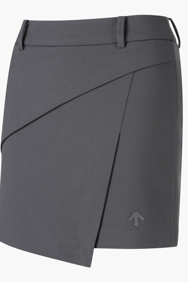 여성 세미 H라인 기모 랩 스커트 (DO42WFSKO2)는 겨울 시즌에 따뜻하게 착용할 수 있는 제품입니다. 부드러운 촉감의 폴리에스터, 레이온, 폴리우레탄 혼방 소재에 기모 안감을 더해 보온성을 높였습니다. 베이직한 스타일의 H라인 세미핏 스커트로, 랩 디자인이 특징입니다. 골프룩과 겨울 데일리룩에 모두 활용 가능하며, 클래식하고 미니멀한 스타일을 연출합니다. CHAG, KHAG 두 가지 색상으로 출시되었습니다.
