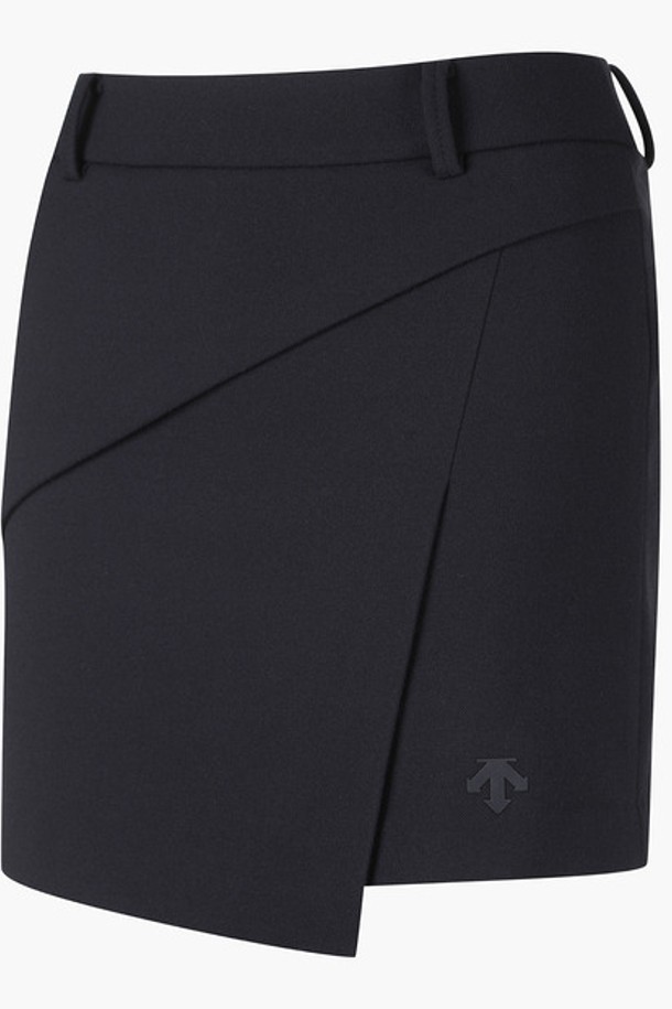 여성 세미 H라인 기모 랩 스커트 (DO42WFSKO2)는 스포티한 무드의 겨울용 스커트입니다. 부드러운 촉감의 폴리에스터, 레이온, 폴리우레탄 혼방 소재로 제작되었으며, 안감에는 기모 처리가 되어 보온성을 높였습니다. H라인의 세미핏 디자인에 랩 스타일로 여성스러운 실루엣을 연출하며, 무지 패턴으로 다양한 상의와 매치하기 좋습니다. 골프룩 및 겨울 데일리룩으로 활용하기 좋으며, 스타일은 미니멀합니다. 색상은 CHAG, KHAG 두 가지입니다.
