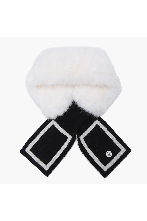 여성 쁘띠 퍼 머플러 (GO422LSAN1)는 부드러운 촉감과 따뜻한 보온성을 제공하는 겨울철 필수 아이템입니다. 블랙, 핑크, 화이트 세 가지 색상으로 준비되어 있어 어떤 스타일에도 매치하기 용이합니다. 폴리에스터, 울, 나일론 혼방 소재로 제작되어 쁘띠 스타일의 디자인에 고급스러움을 더했습니다. 특히 골프를 즐길 때 클래식한 무드를 연출하며, 두꺼운 두께감으로 추운 날씨에도 따뜻함을 유지해줍니다. 무지 패턴에 퍼 장식이 포인트로 더해져 세련된 겨울 패션을 완성할 수 있습니다.
