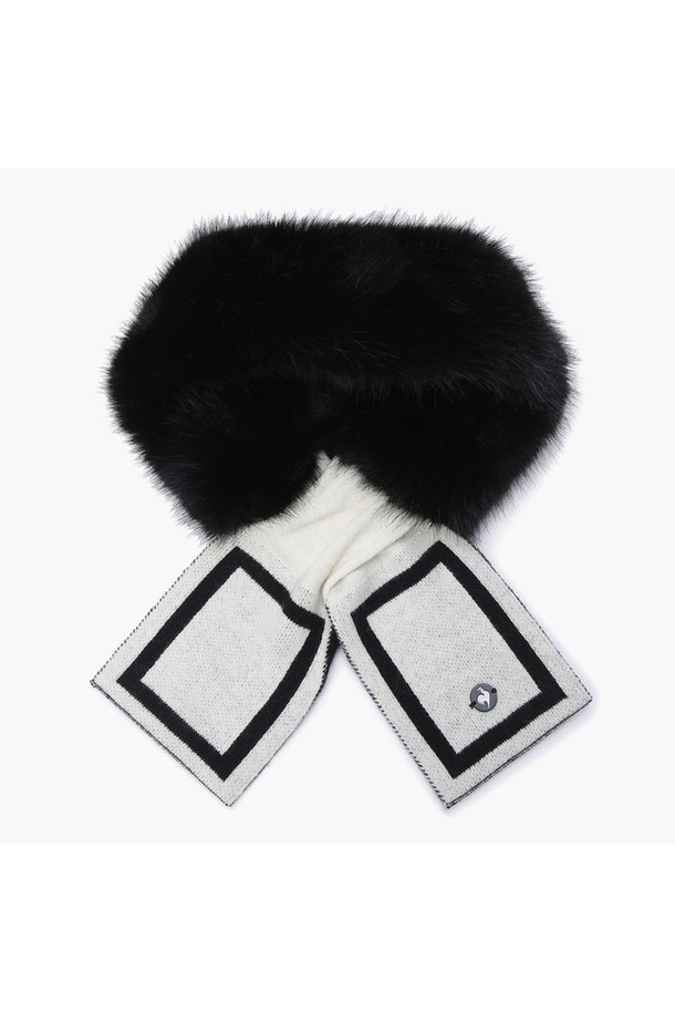 여성 쁘띠 퍼 머플러 (GO422LSAN1)는 부드러운 촉감과 따뜻한 보온성을 제공하는 겨울철 필수 아이템입니다. 폴리에스터, 울, 나일론 혼방 소재로 제작되어 쁘띠 스타일의 디자인과 두꺼운 두께감이 특징입니다. 블랙, 핑크, 화이트 세 가지 색상으로 출시되어 다양한 코디에 활용하기 좋습니다. 추운 날씨에도 골프를 즐기는 여성분들에게 스타일과 따뜻함을 동시에 선사합니다. 퍼 장식이 고급스러움을 더해, 포근하고 세련된 겨울 패션을 완성해 보세요.
