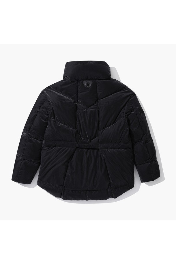 여성 풀집업 허리스트링 롱다운 점퍼 (GO422LDJO5)는 스포티한 스타일의 여성 롱다운 점퍼입니다. 겨울철 보온성을 책임지는 두꺼운 두께감과 거위 솜털 충전재를 사용하여 따뜻하게 착용할 수 있습니다. 허리 스트링 디테일로 여성스러운 실루엣을 연출하며, 골프 및 일상복으로 활용 가능합니다. 블랙(BLCK), 제이그린(JGRN) 두 가지 색상으로 출시되었으며, 롱 기장에 집업 여밈 방식과 긴 소매 디자인으로 제작되었습니다. 나일론, 울, 아크릴, 폴리에스터, 폴리우레탄 등 다양한 소재를 사용하여 편안한 착용감을 선사합니다.
