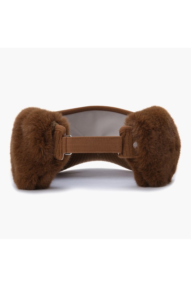 여성 귀달이 니트 선바이저 (GO422LSVO1)는 겨울철 라운딩과 일상에서 스타일리시하게 착용 가능한 모자입니다. 부드러운 촉감의 아크릴, 울, 폴리에스터 혼방 소재로 제작되어 따뜻하고 편안한 착용감을 선사합니다. 챙 넓이 8.5cm에 앞면 레터링 디자인이 돋보이며, 탈부착 가능한 퍼 귀마개와 벨크로 사이즈 조절 기능으로 보온성과 실용성을 높였습니다. 블랙, 라이트블루, 카멜 3가지 색상으로 출시되어 클래식, 캐주얼, 미니멀 등 다양한 스타일을 연출할 수 있습니다. 골프룩에 포인트를 더하고 싶은 여성분들께 추천합니다.
