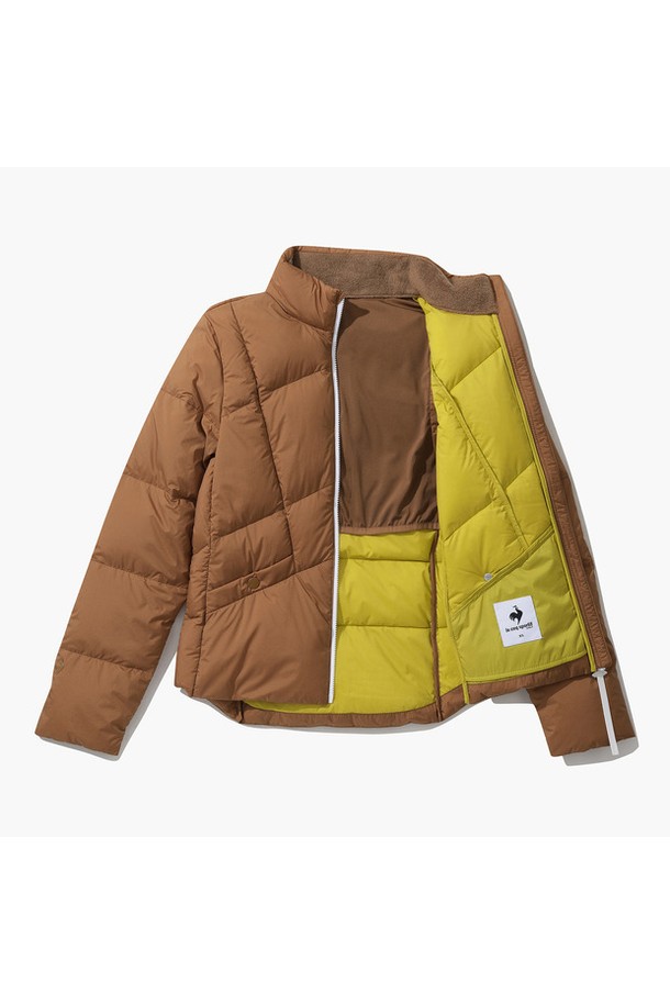 여성 풀집업 하이넥 경량 다운점퍼 (GO422LDJO1)는 겨울철 따뜻함과 스타일을 동시에 만족시키는 아우터입니다. 블랙, 카멜, 다크레드 3가지 색상으로 출시되어, 골프 및 일상생활에서 캐주얼하고 스포티한 스타일을 연출할 수 있습니다. 가볍고 부드러운 촉감의 나일론, 폴리에스터 혼방 소재에 거위 솜털과 깃털을 사용하여 보온성을 높였습니다. 하이넥 디자인과 집업 여밈 방식으로 추운 날씨에도 든든하며, 레귤러핏으로 편안한 착용감을 제공합니다. 레귤러 기장에 긴 소매 디자인으로 다양한 코디에 활용하기 좋습니다.
