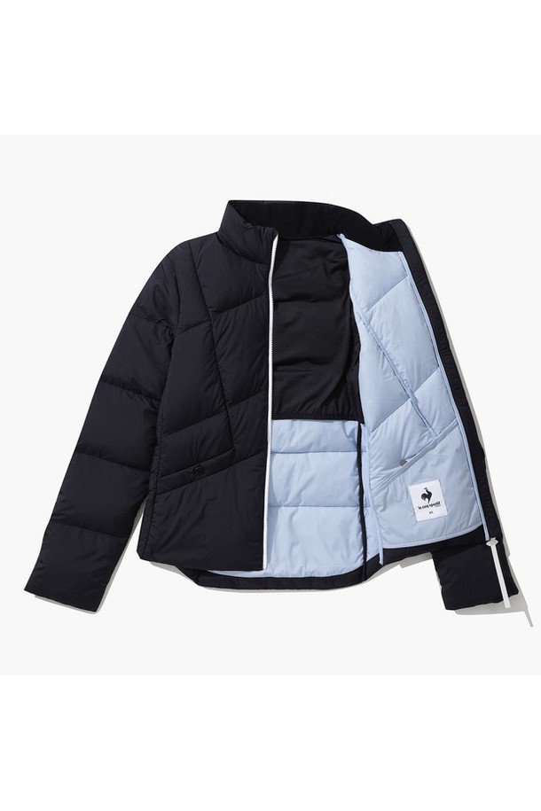 여성 풀집업 하이넥 경량 다운점퍼 (GO422LDJO1)는 겨울철 골프 및 일상생활에서 활용하기 좋은 아우터입니다. 미니멀하고 스포티한 디자인으로, 무지 패턴과 레귤러핏이 특징입니다. 블랙(BLCK), 카멜(CMEL), 다크레드(DRED) 세 가지 색상으로 출시되어 취향에 맞게 선택할 수 있습니다. 하이넥 스타일과 집업 여밈 방식, 긴 소매 기장으로 보온성을 높였으며, 가볍고 부드러운 촉감의 경량 다운점퍼입니다. 거위솜털과 거위깃털을 사용하여 보온성을 극대화했습니다.
