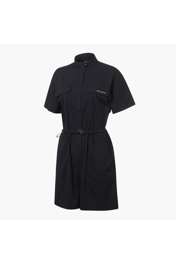 세련된 디자인과 뛰어난 기능성을 갖춘 유틸리티 점프 수트 (DP12WFOP32) 입니다. 라운드넥에 반소매 디자인으로, 봄, 여름, 가을 시즌 골프룩으로 활용하기 좋습니다. 나일론, 폴리에스터, 폴리우레탄 혼방 소재로 제작되어 부드러운 촉감과 슬림핏을 선사합니다. 허리 E밴드 벨트와 스트링 내장으로 편안한 착용감을 제공하며, 다양한 포켓 디자인으로 수납력 또한 우수합니다. 블랙 컬러의 무지 패턴으로 스포티하면서도 캐주얼한 스타일을 연출합니다.
