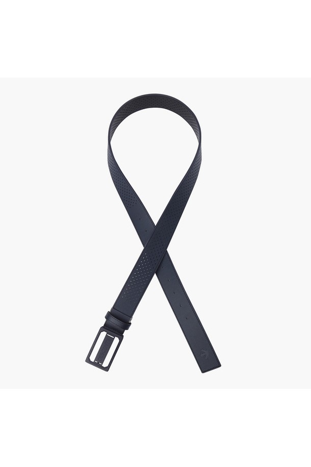 남성 원톤 타공 벨트 (DP12MFBT31)는 심플하고 고급스러운 스타일을 추구하는 남성 골퍼를 위한 벨트입니다. 합성가죽 소재에 원형 타공 디자인이 적용되어 있으며, 봄, 여름 시즌에 착용하기 좋습니다. 폭 4cm, 총길이 119cm (버클 포함)로 제작되었으며, BWTG, DNVG 두 가지 컬러로 출시되어 골프룩에 클래식하고 미니멀한 포인트를 더합니다. 버클 여밈 방식으로, 편안한 착용감을 제공합니다.
