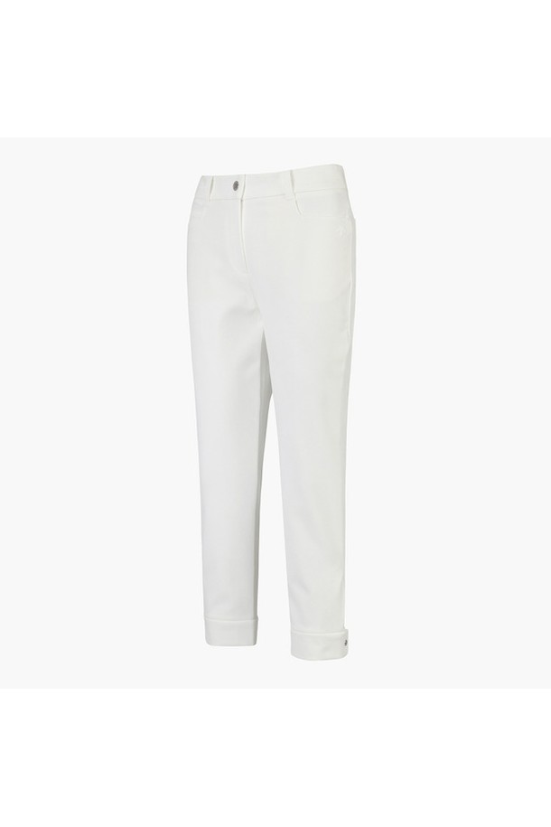 여성 스트레이트 커프스 팬츠(DP12WFPT22)는 골프룩 연출에 적합한 여성용 긴바지입니다. 나일론과 폴리우레탄 혼방 소재로 제작되어 여름철에도 시원하고 편안하게 착용할 수 있습니다. 스포티하면서도 미니멀한 스타일을 추구하며, BLKG, BWTG, LBLG 세 가지 색상으로 출시되었습니다. 스트레이트핏으로 다리가 길어 보이는 효과를 주며, 커프스 디테일로 포인트를 더했습니다. 무지 디자인으로 어떤 상의와도 매치하기 용이합니다.
