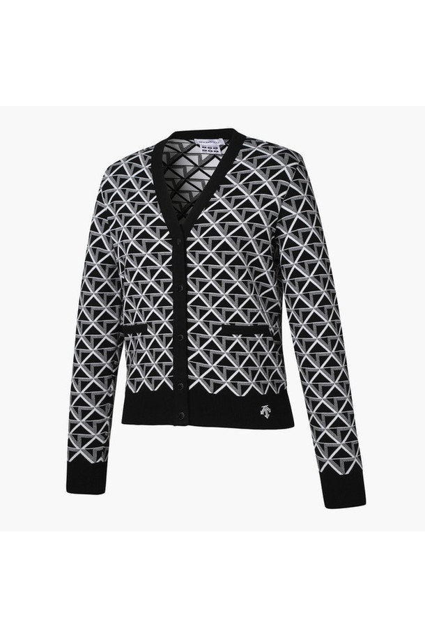 여성 패턴 가디건 (DP12WFKO12)은 클래식한 무드의 골프룩 연출을 위한 여성용 가디건입니다. 블랙과 라이트 핑크 두 가지 색상으로 제공되며, 자가드 패턴이 돋보입니다. 레이온과 폴리에스터 혼방 소재로 제작되어 부드러운 촉감을 선사하며, 두꺼운 두께감으로 가을, 겨울 시즌에 따뜻하게 착용할 수 있습니다. 크롭 기장의 V넥 디자인에 버튼 여밈 방식으로 간편하게 착용 가능하며, 레귤러핏으로 편안한 착용감을 제공합니다. 세트업으로도 활용 가능한 실용적인 아이템입니다.
