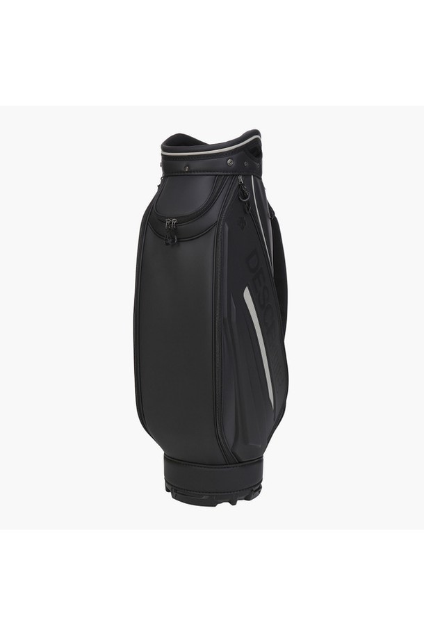 남성 라지 사이즈의 블랙 컬러 캐디백 (DO31MPCB91)입니다. PU 소재로 제작되어 튼튼하며, 골프클럽을 안전하게 수납할 수 있습니다. 지퍼와 포켓 디테일이 돋보이는 원통형 디자인으로, 클래식하고 미니멀한 골프룩을 완성합니다. 골프 활동에 최적화된 수납 기능을 갖춘 캐디백으로, 용도에 맞게 편리하게 사용 가능합니다.
