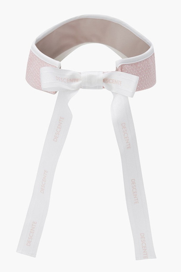 여성 리본 탈부착 선바이저 (DP12WFSV11)는 골프 및 일상에서 스타일리시하게 활용하기 좋은 선바이저입니다. 폴리에스터 소재로 제작되어 봄, 여름 시즌에 착용하기 좋으며, 넓은 챙이 자외선으로부터 눈을 효과적으로 보호해 줍니다. 탈부착 가능한 리본 장식으로 다양한 스타일 연출이 가능하며, 높은 크라운 디자인으로 편안한 착용감을 선사합니다. 미니멀, 클래식, 리조트 룩 등 여러 스타일에 매치하여 골프룩과 휴가룩을 완성해 보세요. BLKG, BWTG, LBLG, LPKG 등 다양한 색상으로 출시되었습니다.
