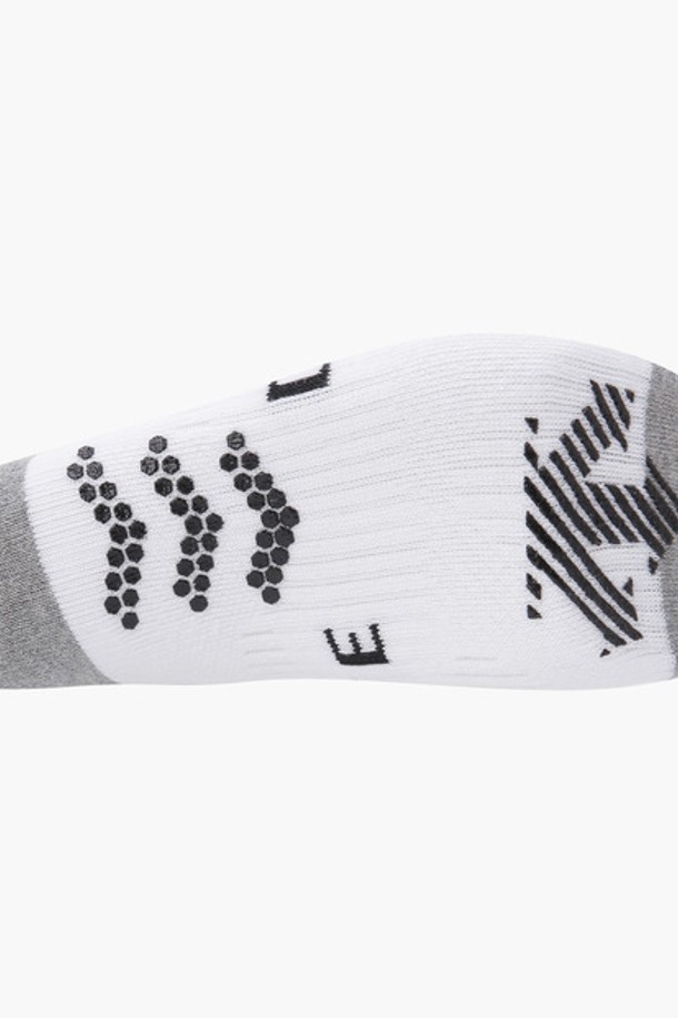 남성 논슬립 삭스 (DP12MFSO11)는 골프룩에 어울리는 남성용 양말입니다. 발바닥면에 논슬립 기능이 적용되어 스윙 시 밀림을 방지하여 안정적인 착용감을 제공합니다. 면, 나일론, 폴리우레탄, 폴리에스터 혼방 소재로 제작되어 사계절 내내 착용 가능하며, 스포티하고 미니멀한 디자인의 로고 패턴이 특징입니다. BLKG, BWTG 두 가지 색상으로 단품 구성되어 있습니다.
