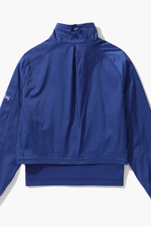 여성 풀집업 봄버형 점퍼 (GP122LBL11)는 스포티한 스타일을 연출하는 여성용 아우터입니다. 나일론, 폴리에스터, 폴리우레탄 혼방 소재로 제작되어 부드러운 촉감과 신축성을 제공하며, 봄 시즌 골프룩으로 활용하기 좋습니다. 블랙과 블루 두 가지 색상으로 출시되었으며, 크롭 기장과 래글런 소매, 소매 아우터 포켓 디테일이 특징입니다. 레귤러핏으로 편안하게 착용 가능하며, 얇은 두께감으로 간절기에 유용합니다. 
