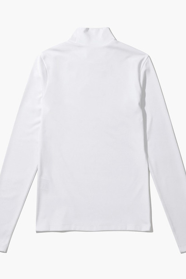 여성 그래픽 포인트 하이넥 이너 티셔츠 (GP122LIL11)는 스포티하고 미니멀한 스타일의 여성용 이너 티셔츠입니다. 블랙과 화이트 두 가지 색상으로 출시되었으며, 폴리에스터와 폴리우레탄 혼방 소재로 제작되어 부드러운 촉감과 뛰어난 신축성을 제공합니다. 하이넥 디자인에 레터링 및 그래픽 포인트 디자인으로 포인트를 더했으며, 얇은 두께감으로 사계절 내내 활용 가능합니다. 골프룩은 물론, 데일리 스타일링에도 적합하여 이너웨어로 매우 실용적입니다.
