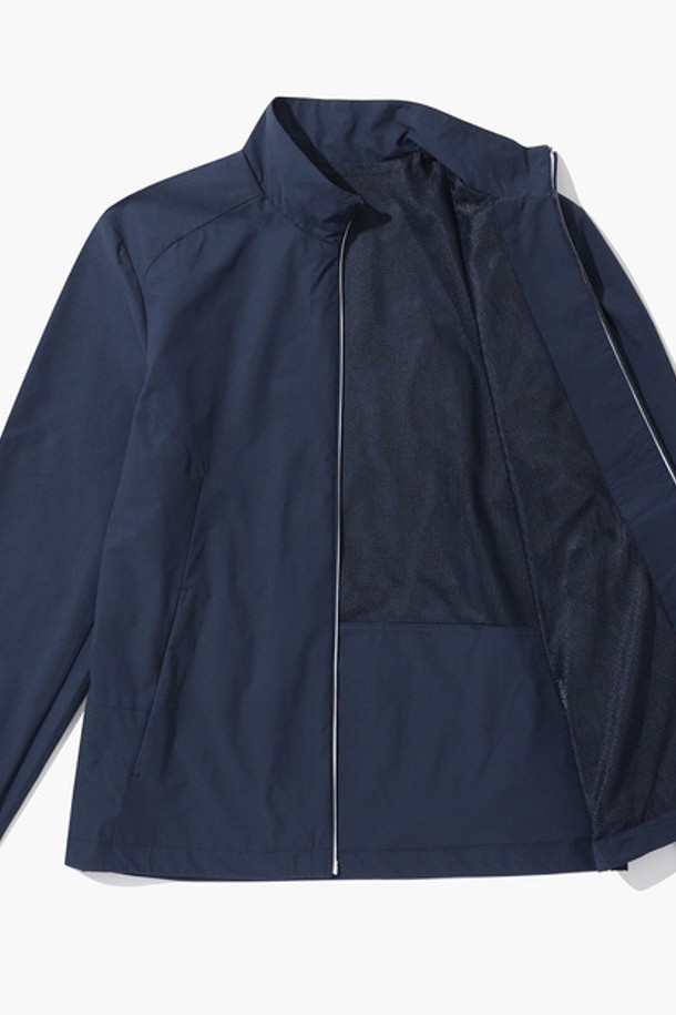 남성 솔리드 기능성 패턴 점퍼 (GP121MBL21)는 흡습, 속건, 통기 기능이 뛰어난 폴리에스테르 소재의 레귤러핏 점퍼입니다. 네이비, 화이트 두 가지 색상으로 제공되며, 얇은 두께감과 부드러운 촉감으로 봄, 가을 시즌에 쾌적하게 착용 가능합니다. 벤틸레이션 기능, 기능성 절개 라인, 집업 여밈 방식, 긴 소매 기장, 무지 패턴 디자인으로 스포츠 활동은 물론 일상에서도 스포티하고 베이직한 스타일을 연출할 수 있습니다.
