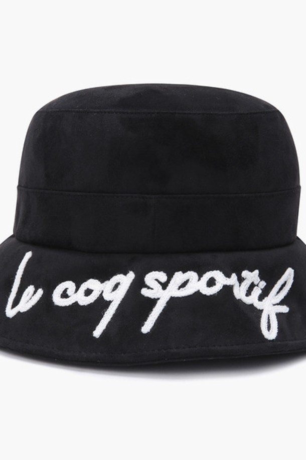 여성 스웨이드 부클로고 버킷햇(GO322LCP92)은 골프룩에 어울리는 모자입니다. 블랙(BLCK)과 와인(WINE) 두 가지 색상으로 제공되며, 챙 넓이는 6.5cm입니다. 부드러운 스웨이드 소재와 폴리에스터, 폴리우레탄 혼방으로 제작되어 편안한 착용감을 선사합니다. 모자 전면에 부클로고 장식이 돋보이며, 클래식하면서도 미니멀한 스타일을 연출합니다. 머리둘레는 58.5cm입니다.
