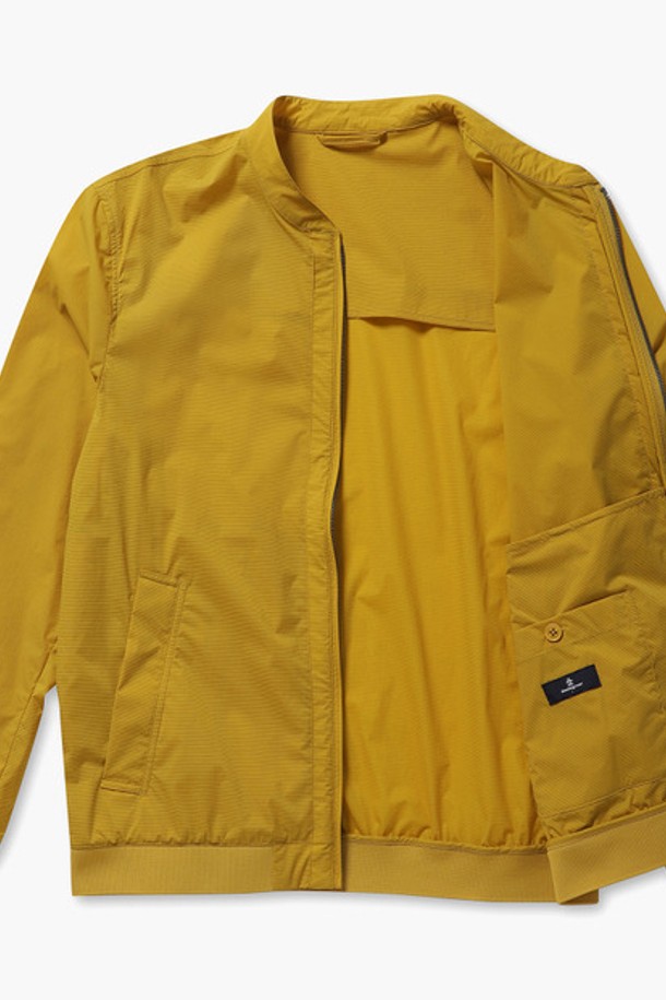 남성 썸머 경량 블루종 재킷 머스타드옐로우(MP221MJP42)는 여름철, 가볍고 시원하게 즐길 수 있는 남성용 블루종입니다. 캐주얼, 스포티한 스타일을 연출하며, 일상 및 골프 활동에 적합합니다. 얇고 부드러운 나일론, 폴리우레탄 혼방 소재로 제작되어 가볍고 통기성이 뛰어나며, 발수 기능을 갖춰 여름철 변덕스러운 날씨에도 쾌적함을 유지합니다. 레귤러핏으로 편안한 착용감을 제공하며, 머스타드옐로우, 블루 그레이 두 가지 색상으로 출시되었습니다. 경량 소재에 립 디테일, 내부 포켓을 더해 실용성까지 갖춘 아이템입니다.
