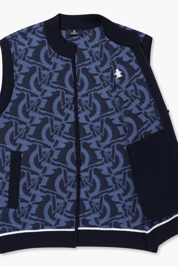 남성 모노그램 집업 니트 베스트(MP121MKV12)는 골프 및 일상용으로 활용 가능한 남성 니트 베스트입니다. 부드러운 레이온과 폴리에스터 혼방 소재로 제작되어 편안한 착용감을 제공하며, 봄, 여름 시즌에 적합합니다. 레귤러 핏 라운드넥 디자인에 립 디테일 마감으로 깔끔함을 더했습니다. 톤온톤 컬러 디자인과 모노그램, 로고 패턴이 스포티하면서도 베이직한 스타일을 연출합니다. 시즌 전환기에 가볍게 걸치기 좋은 아이템입니다.
