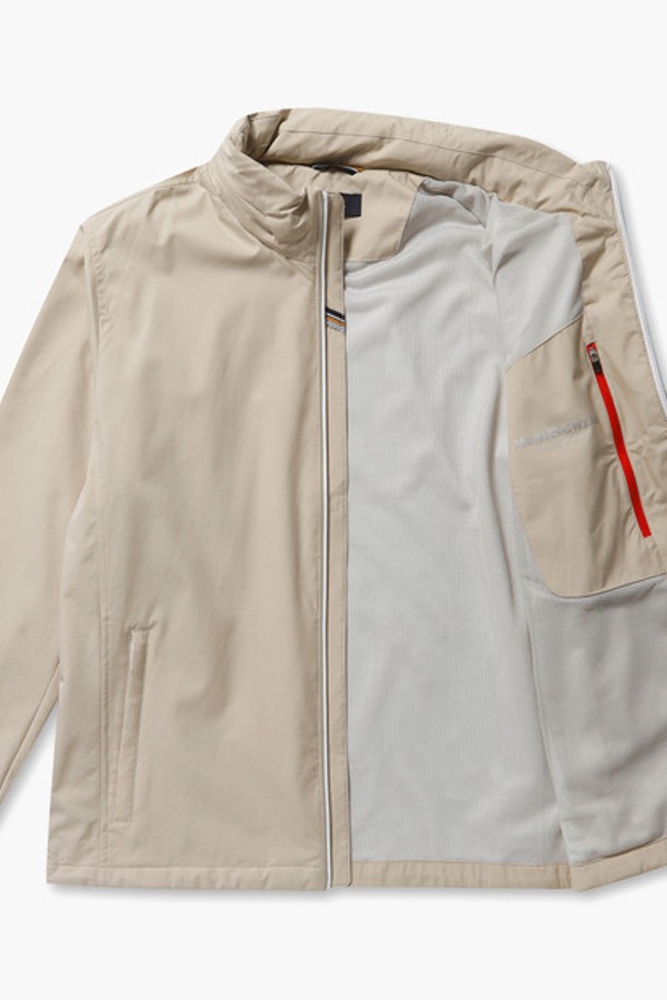 남성 2.5 레이어 테크니컬 재킷 베이지(MP121MJP22)는 아웃도어 및 골프 활동에 적합한 남성용 재킷입니다. 봄, 가을 시즌에 착용하기 좋으며, 스포티 및 캐주얼 스타일을 연출할 수 있습니다. 무지 디자인에 레귤러 핏으로, 2.5 레이어 구조, 4방향 스트레치 기능, 10,000mm 방수, 5,000cc 투습 기능을 갖춰 활동성을 높였습니다. 내장 후드와 밑단 스트링 조절 디테일로 편의성을 더했으며, 얇은 두께의 경량 재킷입니다.
