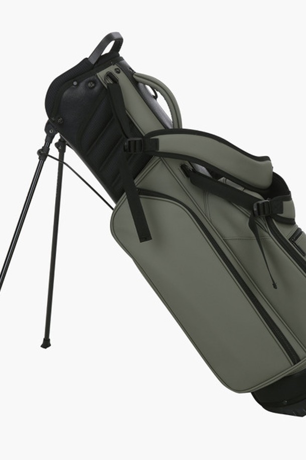 남성 스탠드 슬림 캐디백 (DO31MPCB92)은 골프룩에 어울리는 클래식하고 미니멀한 디자인의 남성용 골프백입니다. PU 소재로 제작되었으며, BWTG, KH00 두 가지 색상으로 제공됩니다. 슬림한 원통형 라지 사이즈로, 스탠드 형식이 특징입니다. 지퍼형 잠금 방식으로 내용물을 안전하게 보관할 수 있습니다. 골프 라운딩 시 유용하게 사용될 수 있는 실용적인 아이템입니다.
