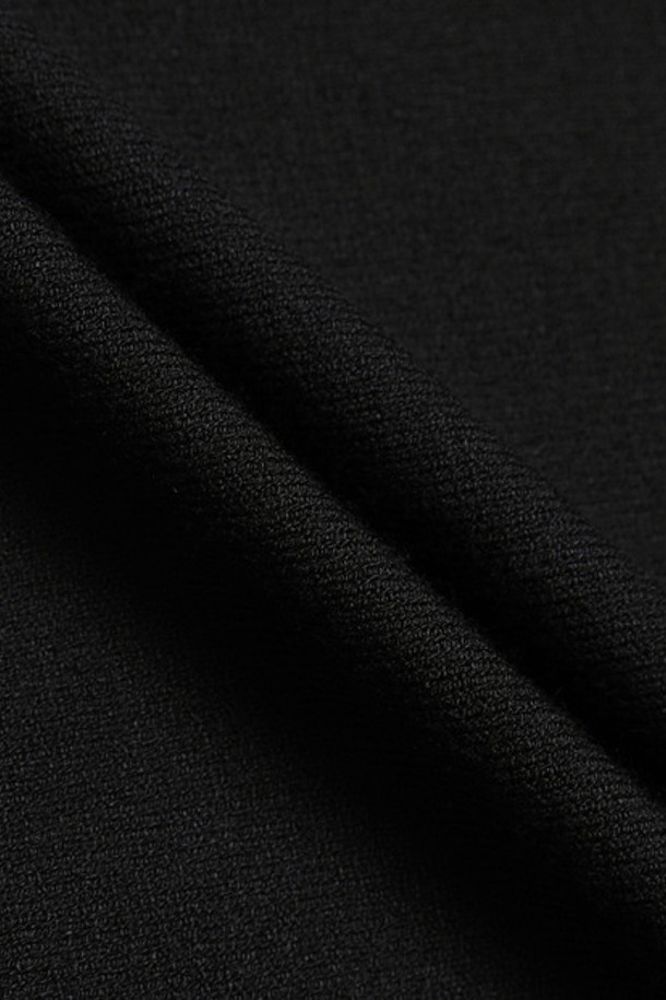 남성 니트 블루종 가디건 (DO32MFKO82)은 가을, 겨울 시즌 골프룩을 위한 남성용 아우터입니다. 부드러운 촉감의 레이온과 폴리에스터 혼방 소재로 제작되었으며, 두꺼운 두께감으로 보온성을 높였습니다. 블랙과 레드의 배색 디자인이 돋보이며, 집업 방식의 레귤러핏 블루종 스타일 가디건입니다. 스포티하고 캐주얼한 스타일을 연출하며, 무지 패턴으로 어떤 옷에도 쉽게 매치할 수 있습니다. 긴 소매 기장과 레귤러 기장으로 편안한 착용감을 제공합니다.
