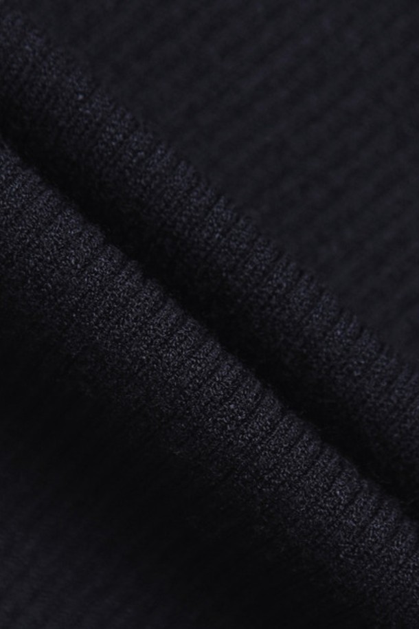 남성 방풍 하이브리드 니트 아우터는 스포티한 무드의 골프룩을 위한 최적의 선택입니다. 가을과 겨울, 두 계절 모두 착용 가능하며, 무지 패턴에 레귤러핏으로 제작되었습니다. 두꺼운 두께감과 부드러운 촉감의 소재, 긴 소매 기장과 집업 스타일로 편안함을 선사합니다. 방풍 기능과 보온성을 갖춰 쾌적한 라운딩을 돕는 하이브리드 재킷입니다. BLKG, LNAG 두 가지 색상으로 만나보세요.
