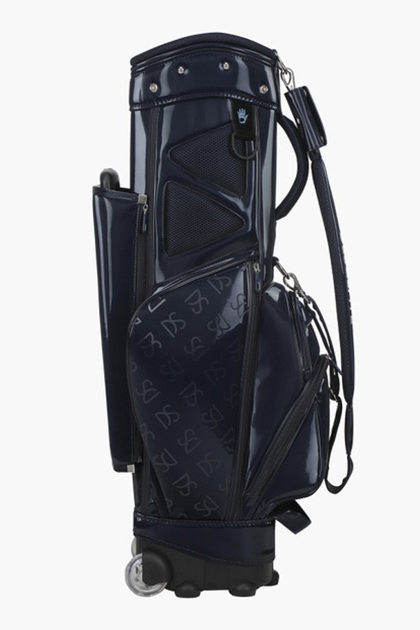 여성 프리미엄 패턴 트롤리 캐디백 (DO32WECB81)은 골프룩에 어울리는 클래식하고 미니멀한 스타일의 라지 사이즈 골프백입니다. 튼튼한 PU와 폴리에스터 소재로 제작되어 내구성이 뛰어나며, NAVG 컬러의 세련된 패턴이 돋보입니다. 원통형 디자인에 트롤리 기능을 더해 이동이 편리하며, 지퍼형 잠금 방식으로 내용물을 안전하게 보호합니다. 캐디백으로, 골프 라운딩 시 프리미엄한 스타일을 연출할 수 있습니다.
