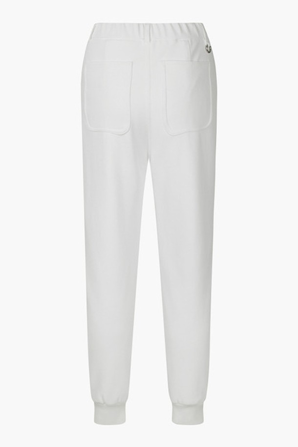 여성 2겹 조거 팬츠 (DO42WFPTO6)는 플리스 안감의 2겹 구조로 제작되어 뛰어난 보온성을 제공하는 겨울용 조거 팬츠입니다. 스포티한 무드의 긴바지로, 골프, 일상 등 다양한 상황에서 활용 가능합니다. 아이비 그린(IVYG)과 카키(KHAG) 두 가지 색상으로 출시되어 취향에 맞는 스타일을 연출할 수 있습니다. 밴딩 처리된 조거핏 디자인으로 편안한 착용감을 선사하며, 캐주얼, 미니멀 등 여러 스타일과 매치하기 좋습니다. 추운 계절, 따뜻하고 스타일리시하게 코디할 수 있는 아이템입니다.
