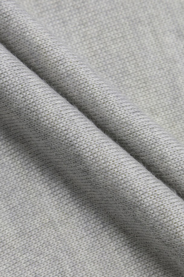 남성 방풍 2IN1 풀오버 스웨터 (DO42MFKPO1)는 스포티한 스타일의 골프룩을 위한 남성용 풀오버 스웨터입니다. 두꺼운 두께감과 부드러운 촉감의 울, 나일론 혼방 소재로 제작되어 가을, 겨울 시즌에 따뜻하게 착용할 수 있습니다. 방풍 기능과 보온성을 갖춰 야외 활동 시에도 쾌적함을 유지하며, 경량 소재로 활동성을 높였습니다. 2IN1 디자인과 앞/등판 배색 디자인이 돋보이며, 레귤러핏에 V넥, 긴소매 스타일로 클래식한 무드까지 연출합니다.
