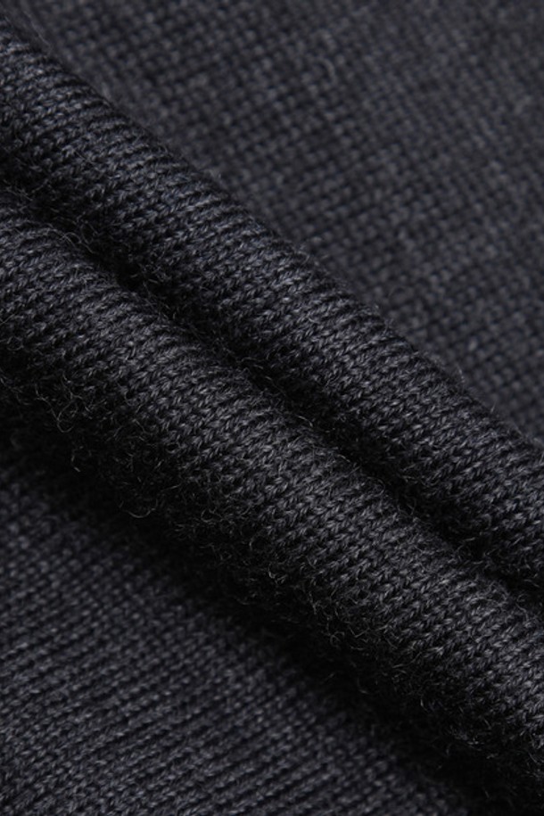 남성 방풍 2IN1 풀오버 스웨터 (DO42MFKPO1)는 가을, 겨울 시즌 골프룩과 겨울 데일리룩에 모두 활용 가능한 남성용 풀오버 스웨터입니다. 부드러운 촉감의 울과 나일론 혼방 소재로 제작되었으며, 레귤러핏에 하프넥 디자인으로 스타일을 더했습니다. 방풍, 보온, 경량 기능으로 활동성을 높였으며, 2 IN 1 디자인과 앞/등판 배색이 스포티한 무드를 연출합니다. 차콜 그레이와 라이트 그레이 두 가지 색상으로 출시되어, 클래식, 미니멀, 스포티한 스타일을 즐기는 남성에게 적합합니다.
